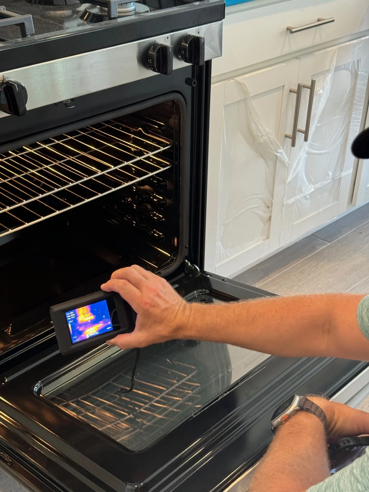 Tim-inspectng-oven-with-thermal